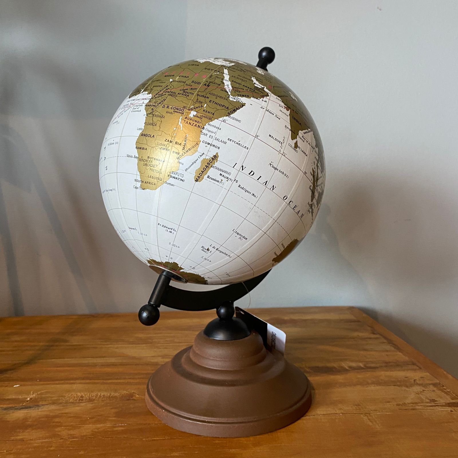 Enfeite Decorativo Globo Terrestre De Resina E Metal 26cm Branco enfeite-decorativo-globo-terrestre-de-resina-e-metal-26cm-branco