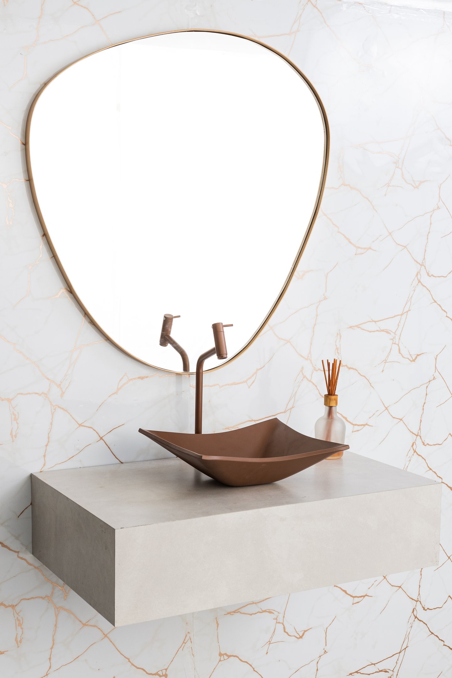 Espelho Orgânico com Moldura em Metal Quarto Sala Hall - Dourado - 1
