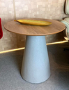 Ver imagem 2 de Mesa de Apoio Cone Base Cimento Texturizado - Tampo Mezzo Castani 50 cm Altura 70 cm - Cinza claro