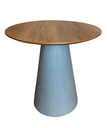 Ver imagem 1 de Mesa de Apoio Cone Base Cimento Texturizado - Tampo Mezzo Castani 50 cm Altura 70 cm - Cinza claro