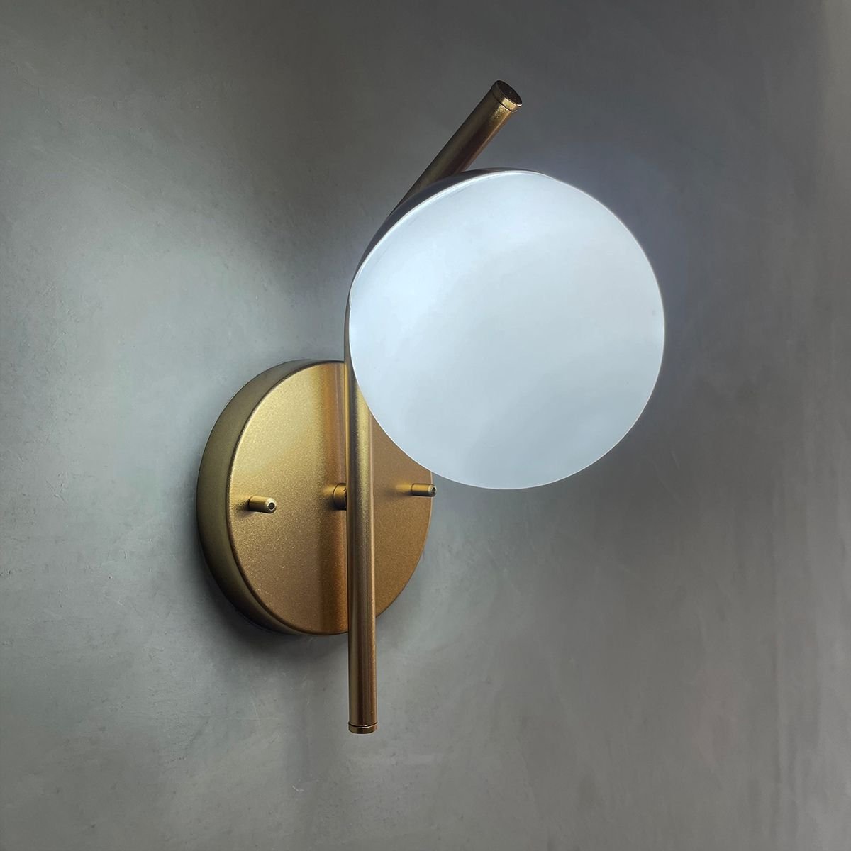 Arandela de Parede Dourado em Aluminio Inclinada com Vidro Globo Fosco 12cm Soquete G9 Tensao Bivolt