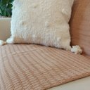 Ver imagem 3 de Manta de Sofá Artesanal Laços Decorativa Algodão Caramelo 130x180