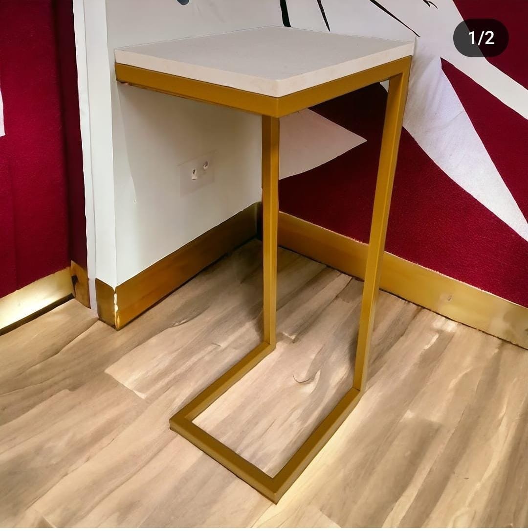 Mesa de Apoio Lateral para Sofá Industrial Dourado com Tampo Branco