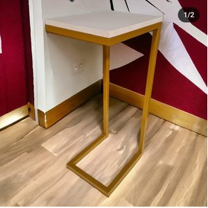 Mesa de Apoio Lateral para Sofá Industrial Dourado com Tampo Branco