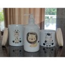 Ver imagem 3 de Kit Higiene Bebê Safari 3 Peças - Potes e Porta Álcool - Peças Porcelana Tampa Pinus