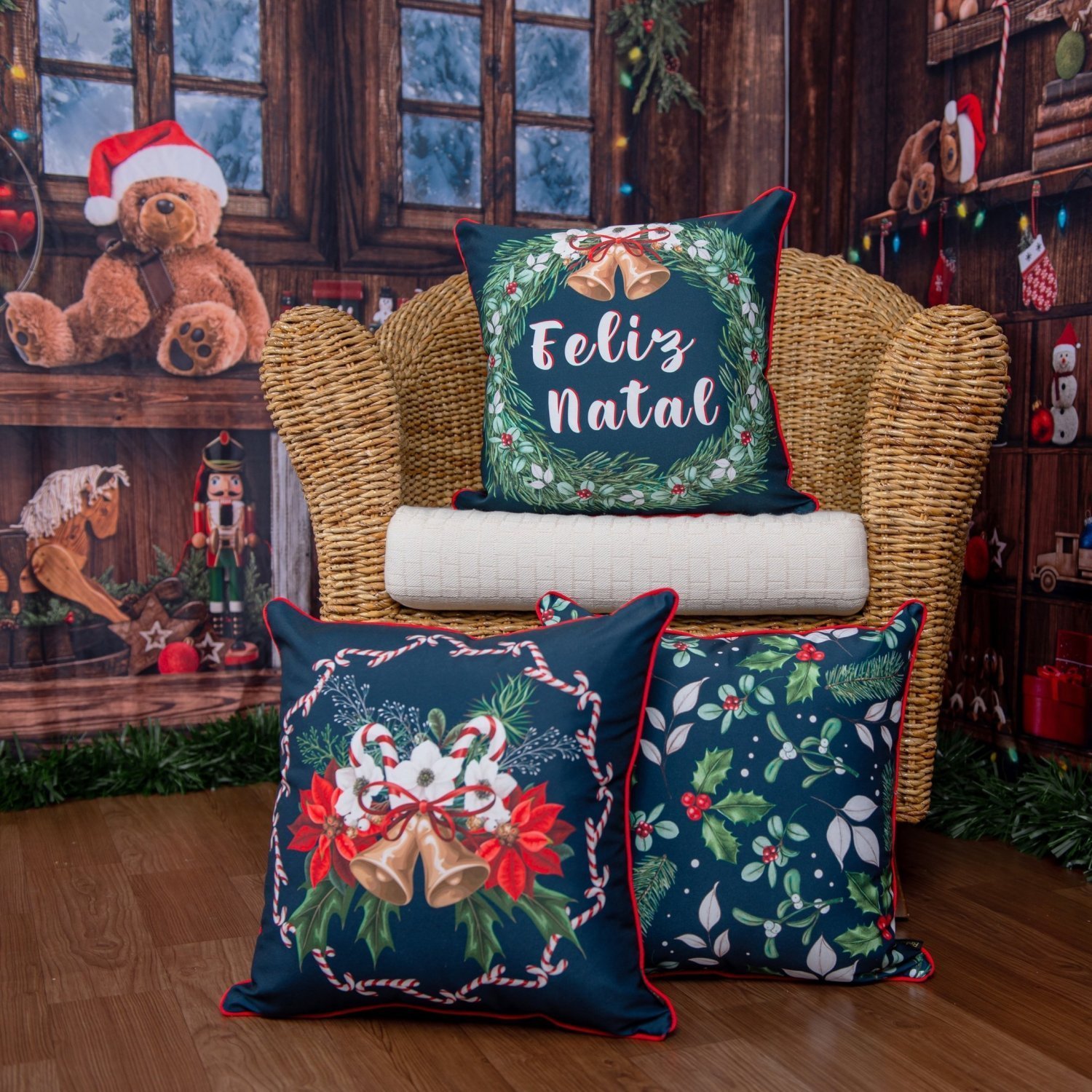 Capa para Almofada Natalina 43x43cm Guirlanda de Bengala com Sino Belchior Uniq - 2