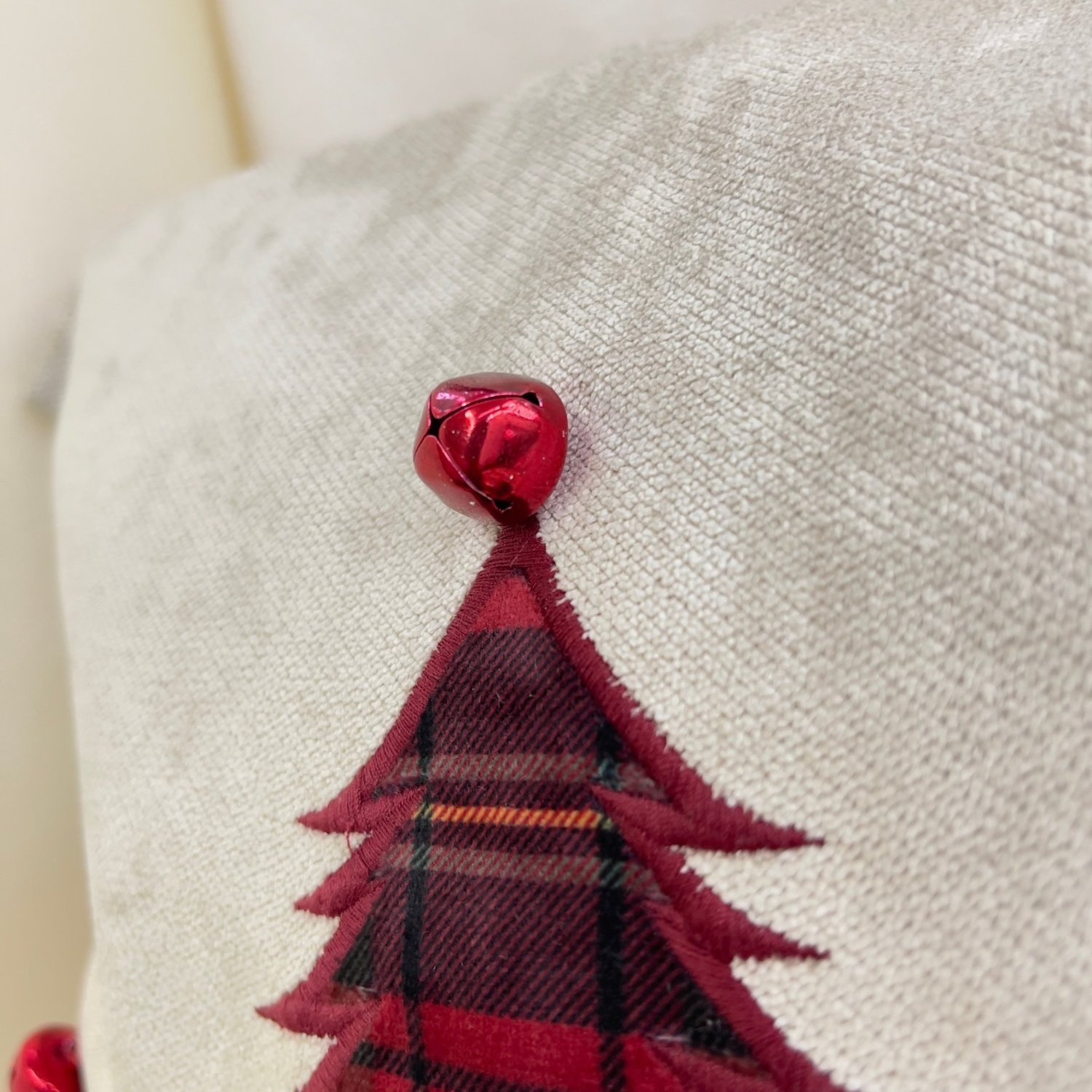 Capa para Almofada Natalina ÁRvore de Natal com Guizo Aplicado e Bordado 43x43cm Belchior Uniq - 2