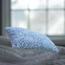 Ver imagem 4 de Kit 2 Almofadas Pelúcia Baixa Texturizada Floral Cinza Zíper Fibra Siliconada 30x50