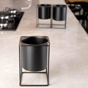 Ver imagem 1 de Vaso Preto Com Suporte Em Metal 16x11cm