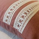 Ver imagem 3 de Capa de Almofada Atelier Renda Rosé 45x45