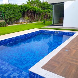 Kit 50 pçs Borda Atérmica Para Piscina 50x25x1,5cm Malibu Branca - Areia de Quartzo Ind. Cimentícia