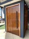 Ver imagem 2 de Porta Pivotante de Madeira Maciça Ripada 2,14x1,18 com Puxador e Fechadura