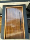 Ver imagem 3 de Porta Pivotante de Madeira Maciça Ripada 2,14x1,18 com Puxador e Fechadura