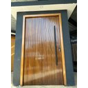 Ver imagem 3 de Porta Pivotante de Madeira Maciça Ripada 2,14x1,18 com Puxador e Fechadura