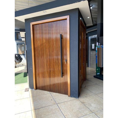 Porta Pivotante de Madeira Maciça Ripada 2,14x1,18 com Puxador e Fechadura