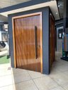 Ver imagem 1 de Porta Pivotante de Madeira Maciça Ripada 2,14x1,18 com Puxador e Fechadura