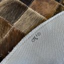 Ver imagem 2 de Tapete de couro redondo marrom exótico 0,80 diâmetro sb