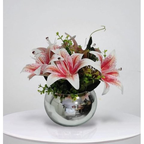 Arranjo de Flores Lírios Artificiais no Vaso Prata Espelhado