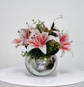 Ver imagem 1 de Arranjo de Flores Lírios Artificiais no Vaso Prata Espelhado