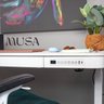 Mesa Escritório 114,8cm com Regulagem de Altura Elétrica e USB Musa - 11