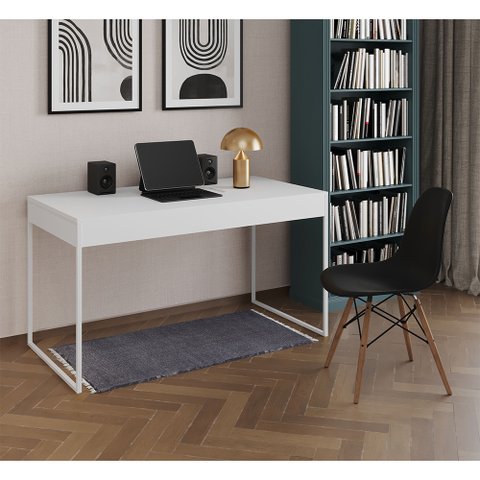 Mesa de Escritório Industrial Malta Branca 137x53cm Base Ferro Branco com 1 Cadeira Preta Eames Eiff