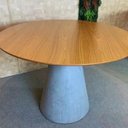 Ver imagem 2 de Mesa de Jantar Cone Cimento Queimado 140 Cm Tampo Freijó Linn Design