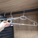 Ver imagem 5 de 30 Cabides Transparentes de Roupa Giratório Adulto para Loja 42cm Atacado Magazzino Plástico
