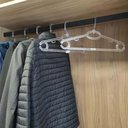 Ver imagem 4 de 30 Cabides Transparentes de Roupa Giratório Adulto para Loja 42cm Atacado Magazzino Plástico