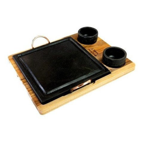 GRELHA DE PEDRA SABÃO QUADRADA 25X25 CM + 2 CUMBUCAS COM SUPORTE DE MADEIRA Leônidas