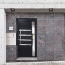 Ver imagem 2 de Porta Pivotante de Alumínio 210 x 100cm com Friso e Visor 30 Esquadrias Bergamo Abertura Esquerda Preto