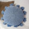 Almofada Redonda de Crochê com Pompons Decorativa - Azul - 1