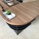 Ver imagem 7 de Mesa Diretor para Escritório em Tamburato Lado Esquerdo com Balcão 2 Portas e Gaveteiro 3 Gavetas Marrom/Nogal/Preto Artany