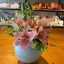 Ver imagem 3 de Arranjo Centro de Mesa Lírio Rosa Completo Artificial Vaso Branco Decore Fácil Shop