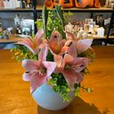 Ver imagem 1 de Arranjo Centro de Mesa Lírio Rosa Completo Artificial Vaso Branco Decore Fácil Shop