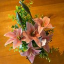 Ver imagem 2 de Arranjo Centro de Mesa Lírio Rosa Completo Artificial Vaso Branco Decore Fácil Shop