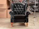 Ver imagem 6 de Poltrona Imperador Chesterfield com Puff Decoração Sala Quarto Recepção - Couríssimo Preto