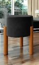 Ver imagem 3 de Puff Decorativo Redondo Pés Madeira Maciça Suede Preto