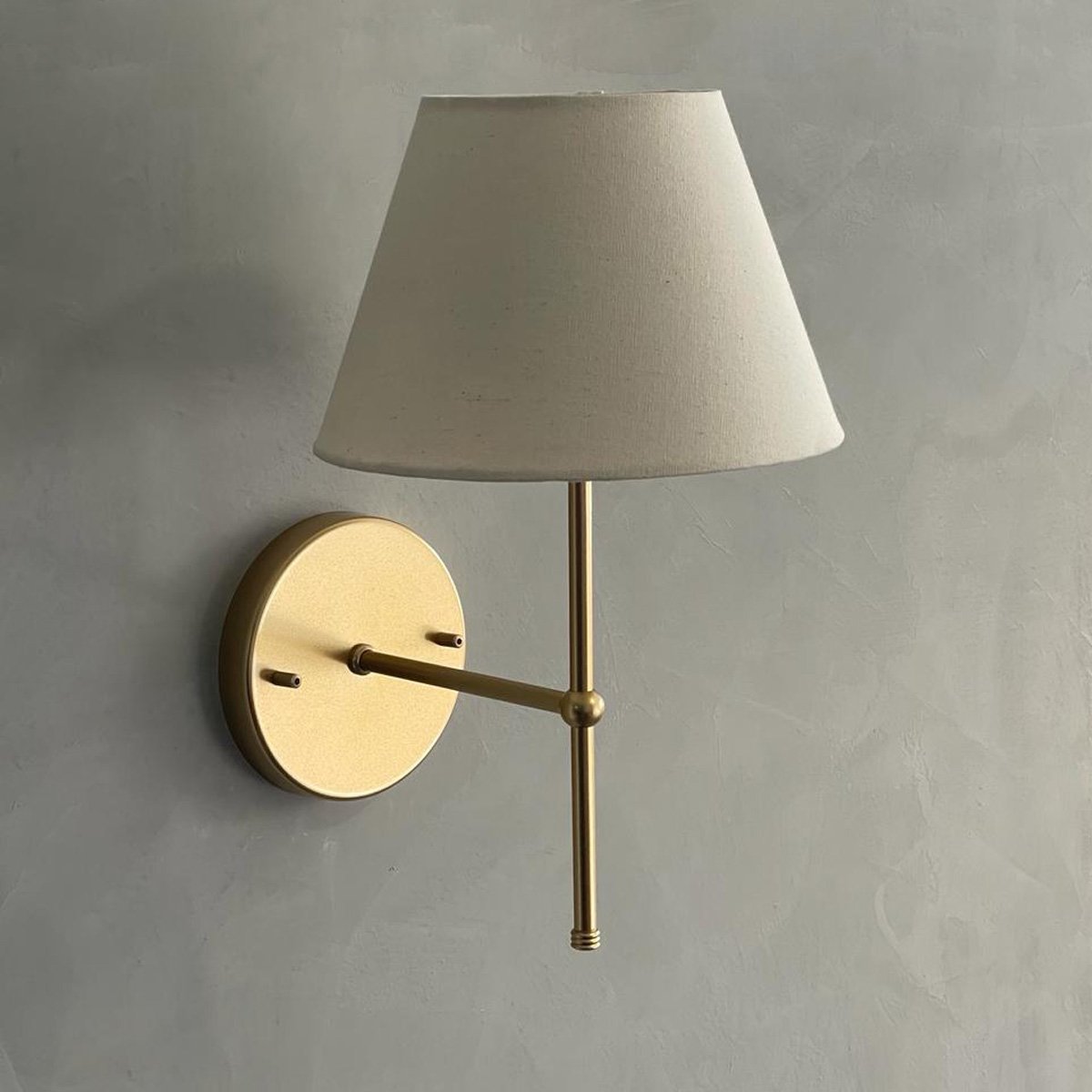 Arandela Luminária de Parede Clássica Dourado com Cúpula Algodão Bege Ref 19