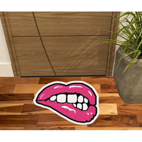 TAPETE CAPACHO BOCA ROSA COM BATOM, MEDIDA PORTA E DECORÇÃO DE SALA QUARTO BANHEIRO.