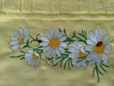 Ver imagem 2 de Jogo de Toalhas bordadas Banho e Rosto. Estampa: Margaridas . Cor: Amarelo. Dohler Artesanalle