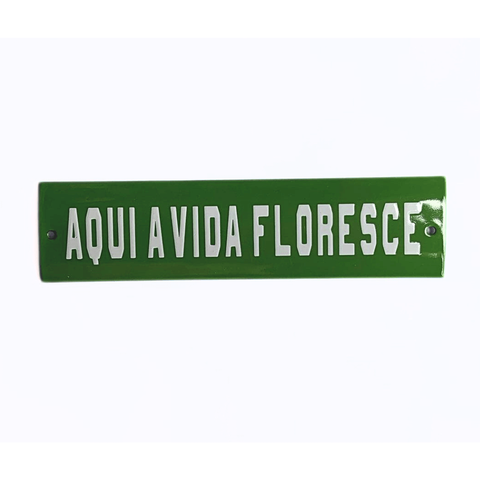 Placa Decorativa Esmaltada - Aqui a Vida Floresce. - Casa Toco
