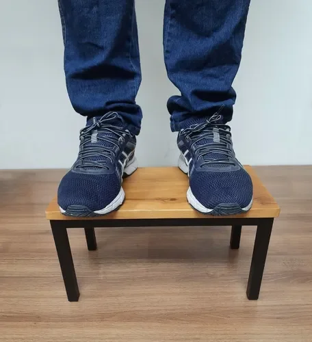 escada pequena de um degrau auxiliadora com pés de ferro - 4