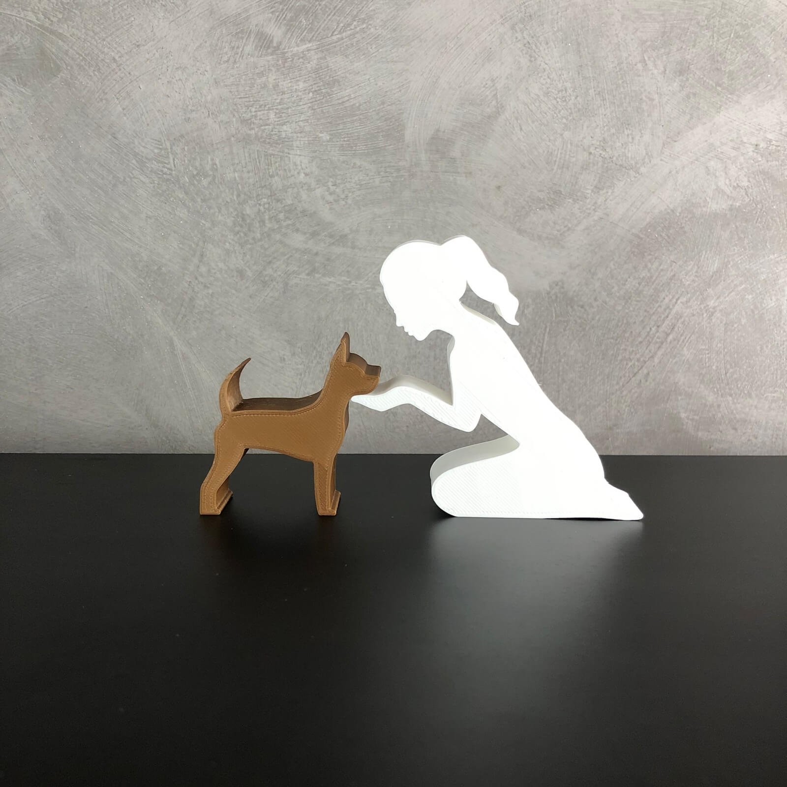 Escultura Decorativa Menina e seu Pinscher Pequena Vegras Preso Branco