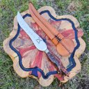 Ver imagem 2 de Faca Artesanal Forjada Integral Churrasco Pena Folha Aço Inox 420c Cabo Híbrido Pétalas de Ouro