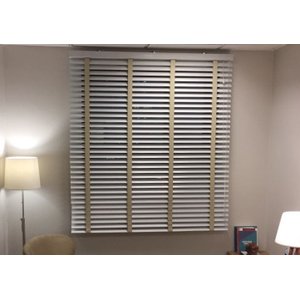 Persiana Horizontal - 1,50m Larg X 1,40m Alt - Alumínio 50mm com Fita Decorativa - Cor: Bege Escuro