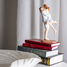 Escultura Decorativa de Resina Casal Abraçado 26x11cm Wolff - 5