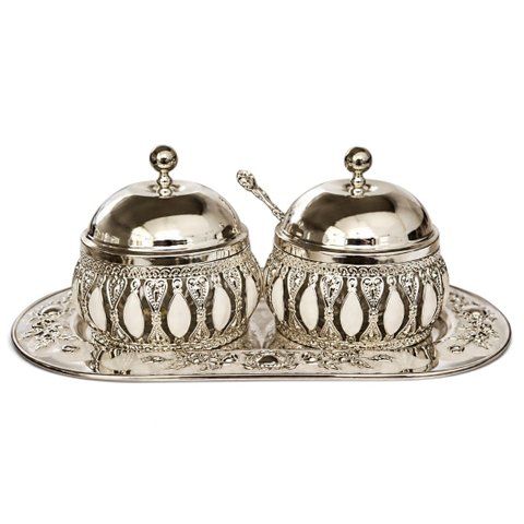 Porta Geleia Metal e Vidro Prata com Detalhes Brancos Bandeja: C: 27cm L: 15cm | D: 10cm a: 9cm