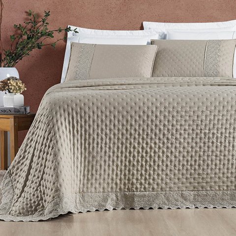 Kit Cobre Leito Colcha Bouclê Casal Padrão Laise Bordada Micropercal 200 Fios 3 Peças - Bege Taupe