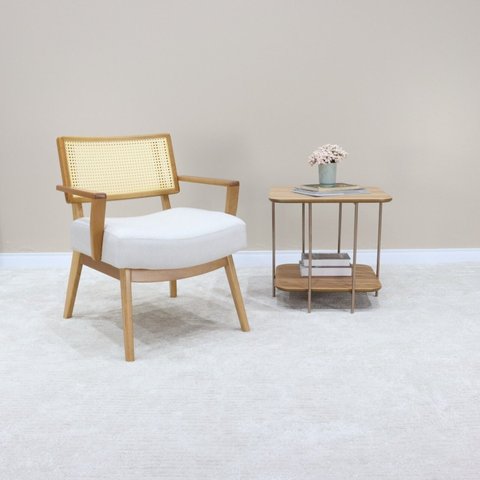 Poltrona Sofia Estofada em Madeira Amêndoa com Tela Sextavada