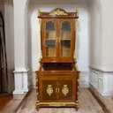 Ver imagem 1 de Cristaleira Clássica em Marchetaria com Detalhes Dourados: Sofisticação e Estilo para Sua Casa - 228